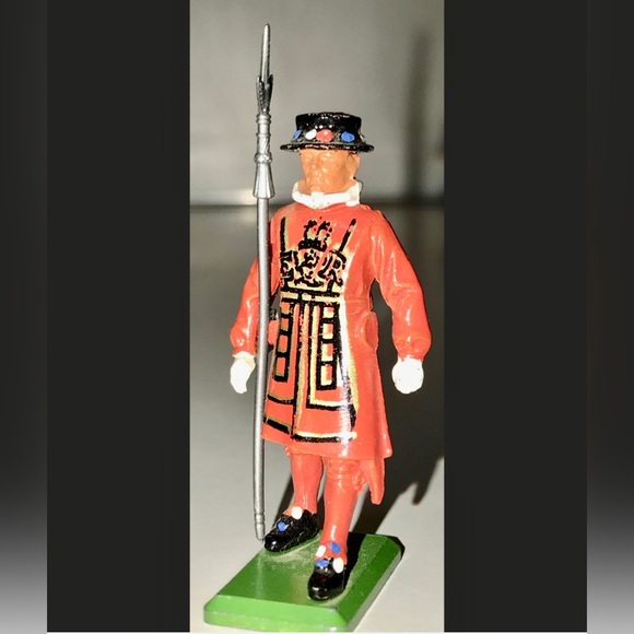 Vintage BRITAIN'S SOLDIERS LTD Beefeater Miniature Metal Guard Made in England - Picture 1 of 7
